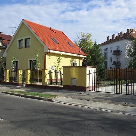 Poroszlay Apartman Debrecen Buitenkant foto